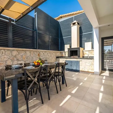 Kalkanda 6 Kisilik Lueks Tatil Villasi Kas